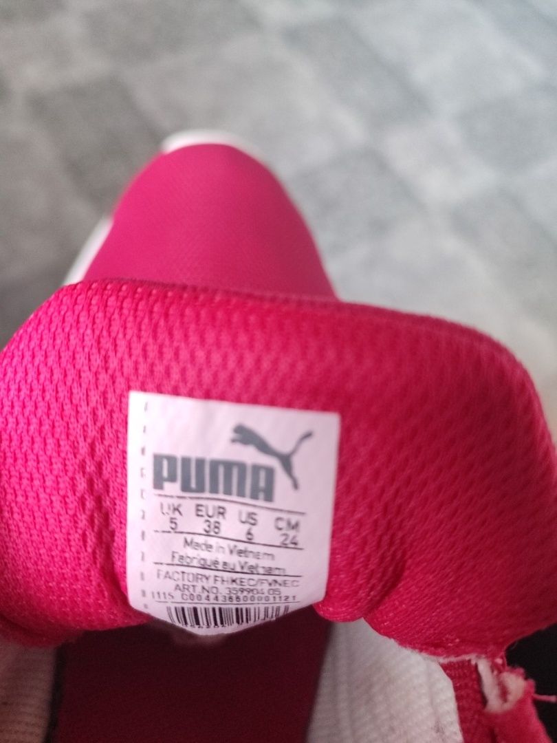 Малинові кросівки Puma