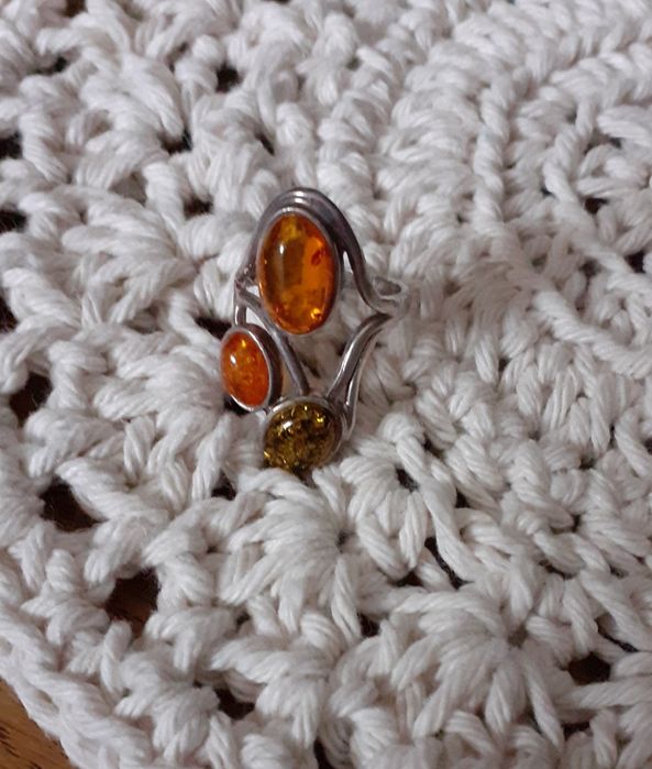 Srebrny pierścionek z bursztynem