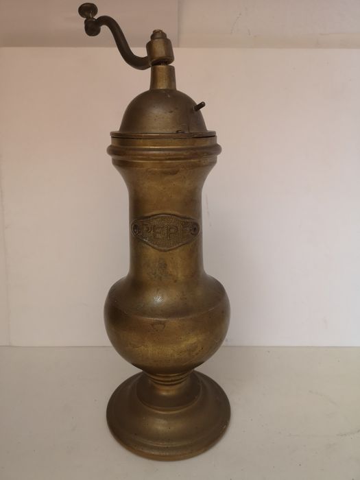 Stary mosiężny młynek do pieprzu