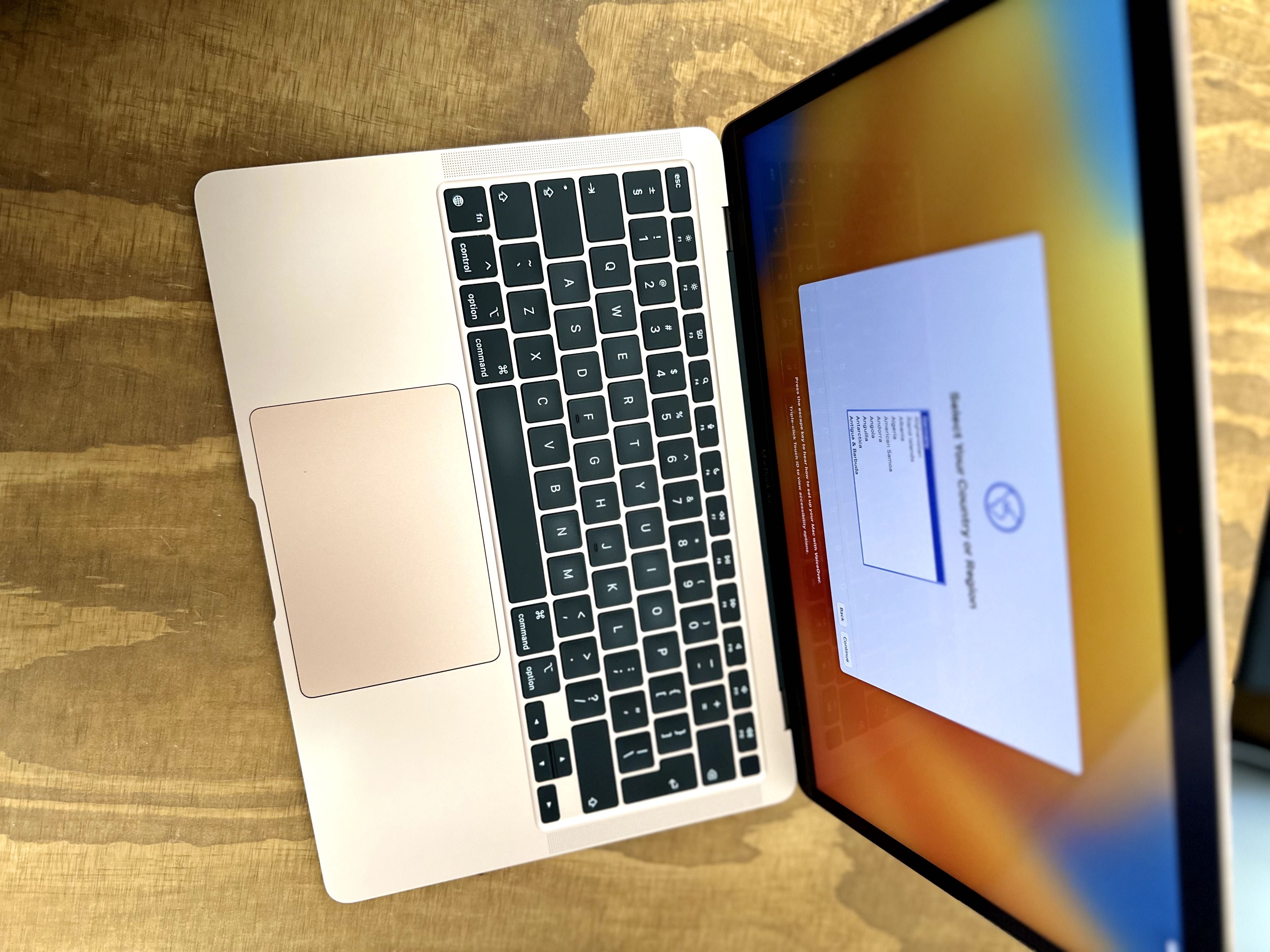 Mac Book Air M1 16GB 256GB gold  - Wydajny i elegancki dla kreatywnych