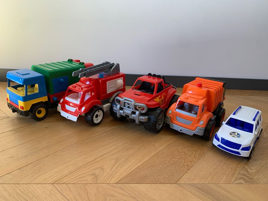 Великі якісні автомобілі вантажівки джип пожежна поліція навантажувач