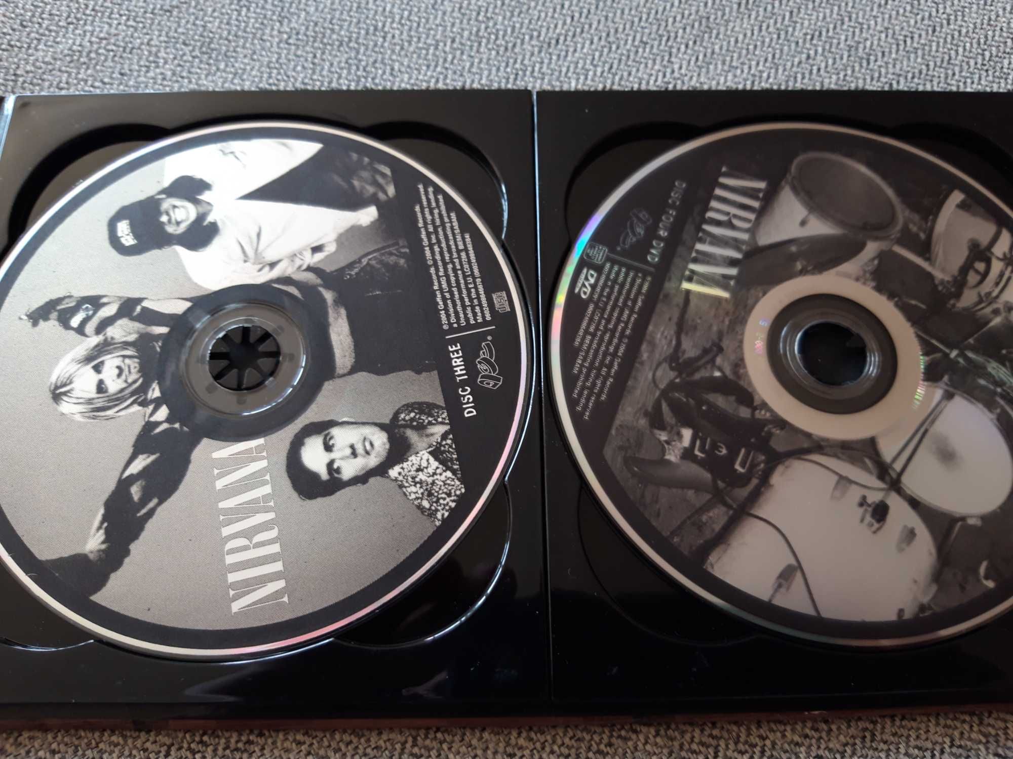 Coletânea NIRVANA "With the Lights Out" 3 CD + 1 DVD + Livro.