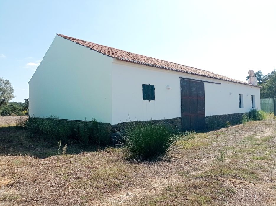 Arrendamento T2+1 garagem e espaço exterior