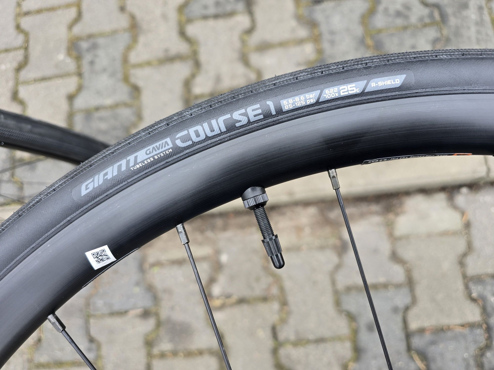 Komplet kół gravel/szosa Giant pod tarczę i sztywne osie