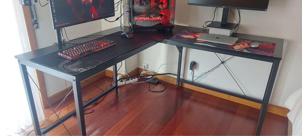 Mesa de computador preta