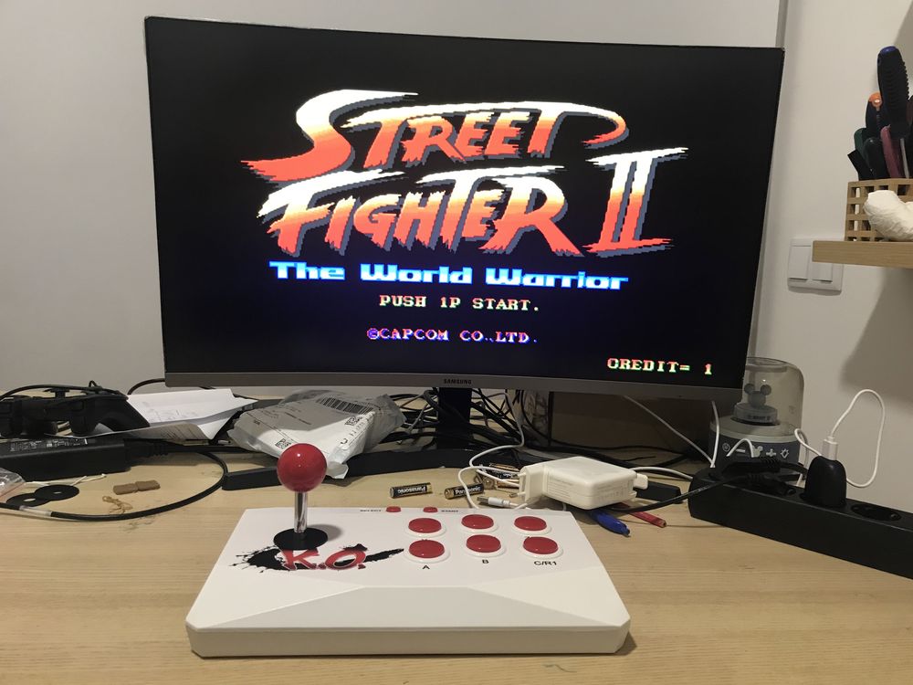 Consola com arcade stick e milhares de jogos