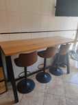Mesa e bancos estilo Bar