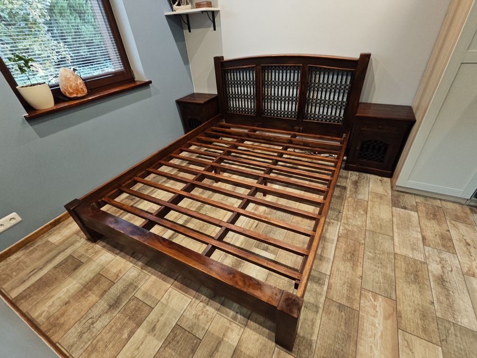 Meble Almi Decor Kolonialne Łóżko Stolik Nocny Witryna  Komoda Stół