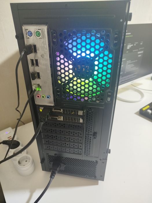 Комп'ютер для роботи/ігор