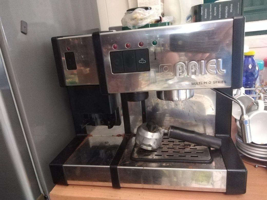 Máquinas de café a funcionar ou peças