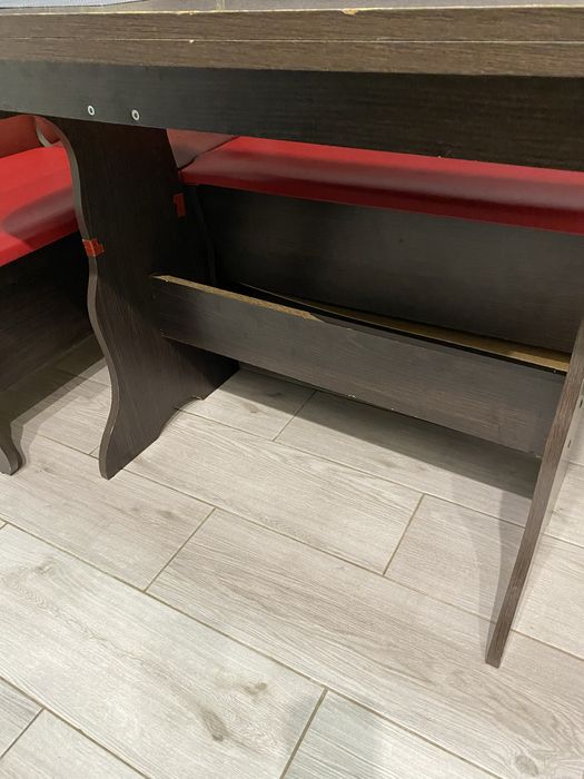 Кухонний куточок із столом