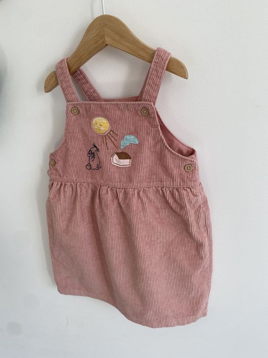 Sukienka sztruksowa 92 pudrowy róż na szelkach marks & spencer