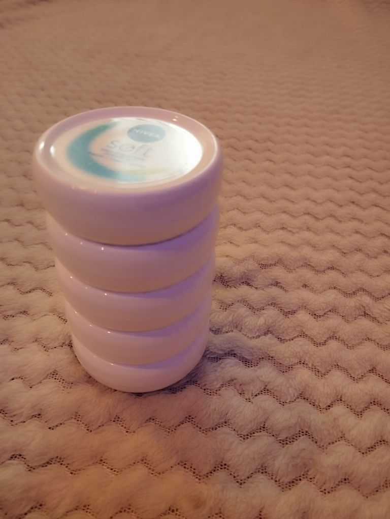 Sprzedam krem Nivea soft.5 sztuk po 25 ml.Odbiór osobisty lub wysyłka