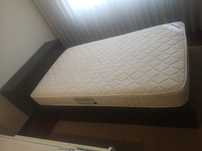 Cama com aparador e secretária com móvel superior
