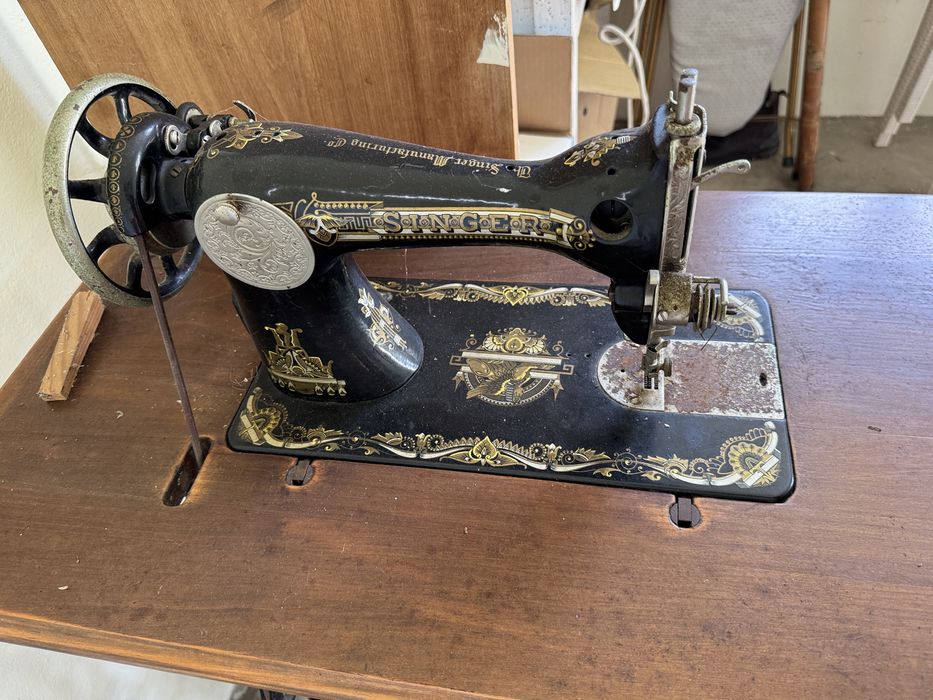 Máquina de costura Singer antiga, a funcionar