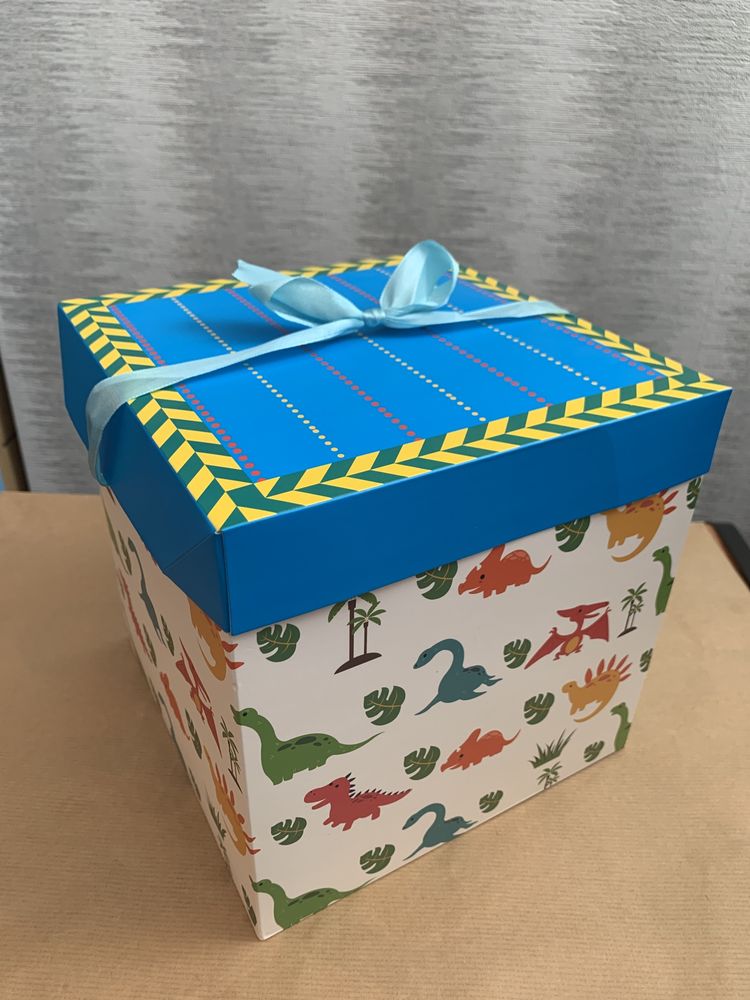 Pudełko Prezentowe z wieczkiem i kokardą Dinozaur 22x22cm