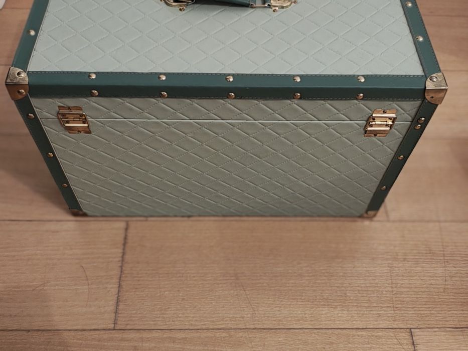 Baú verde elegante  com detalhes dourados tipo cofre