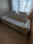 Elegancka sofa dwuosobowa z funkcją spania - skóra naturalna, kremowa