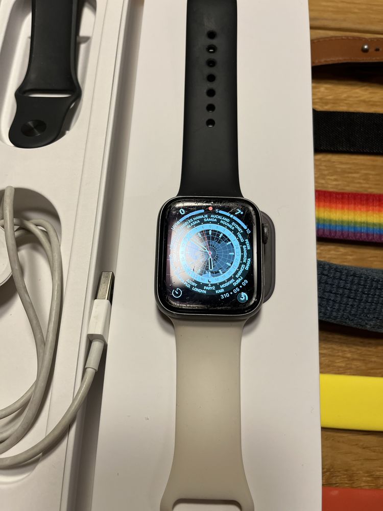 Zegarek Apple Watch Series 4 z eSIM, 44mm w kolorze Space Gray