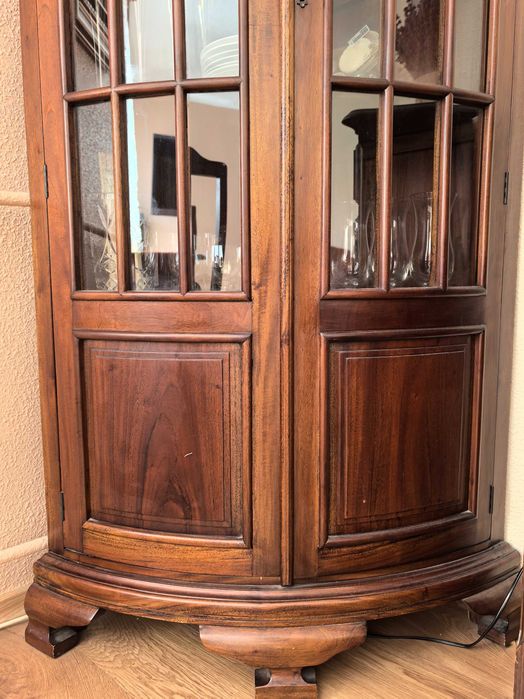 Drewniana mahoniowa witryna z Indonezji