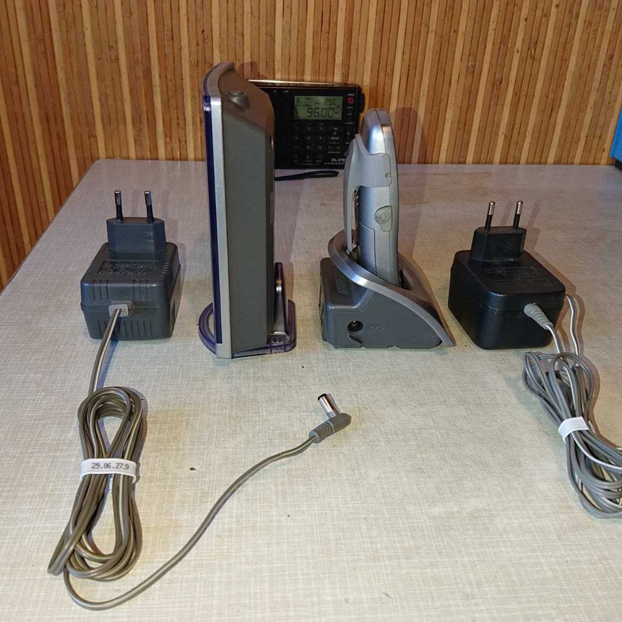 телефон з переносн трубкою і зарядними пристроями для трубки і станції