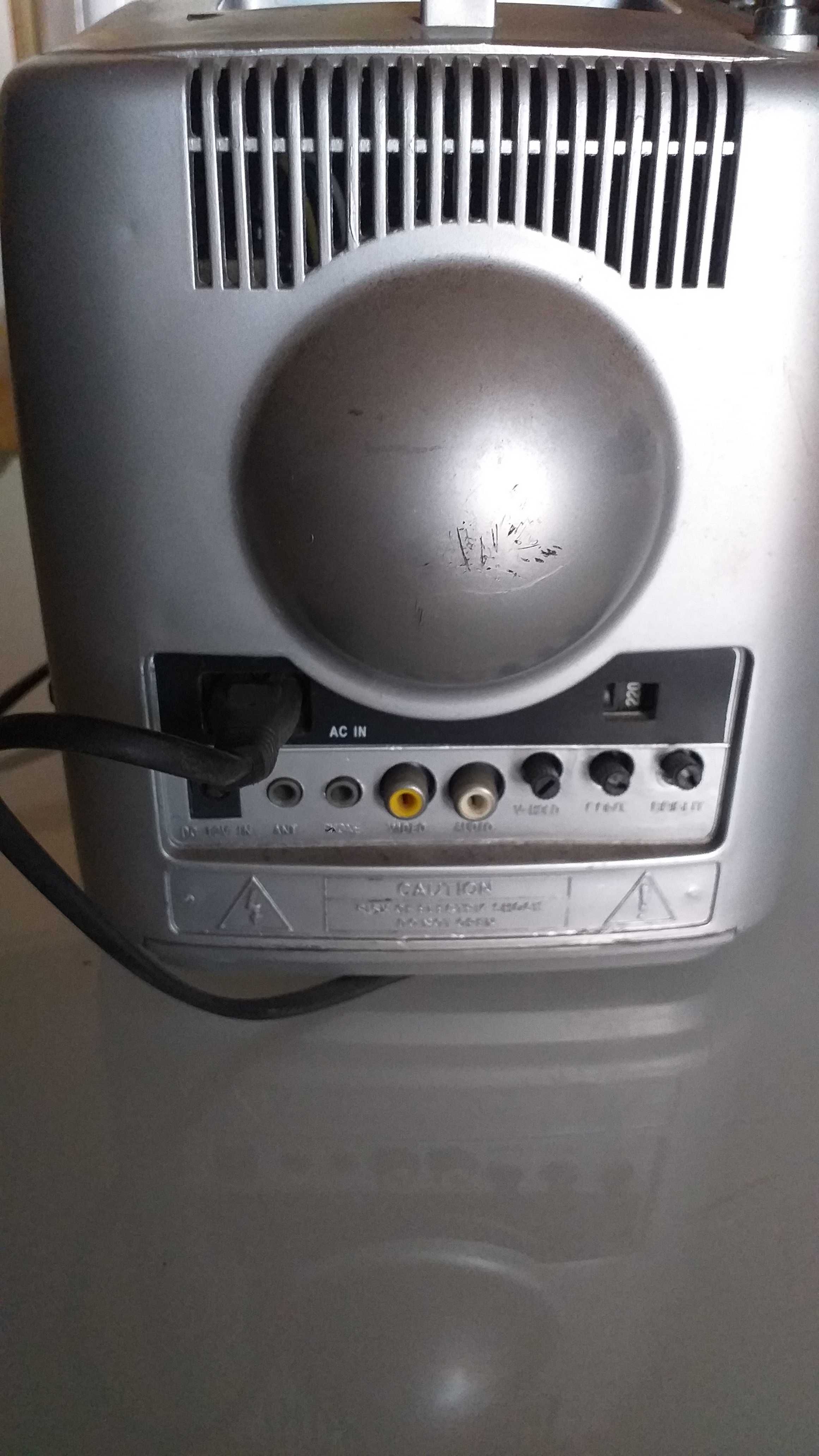 Televisão/radio mini antiga a funcionar perfeitamente