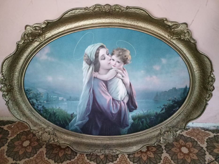Obraz owalny w ramie matka boska z Dzieciątkiem