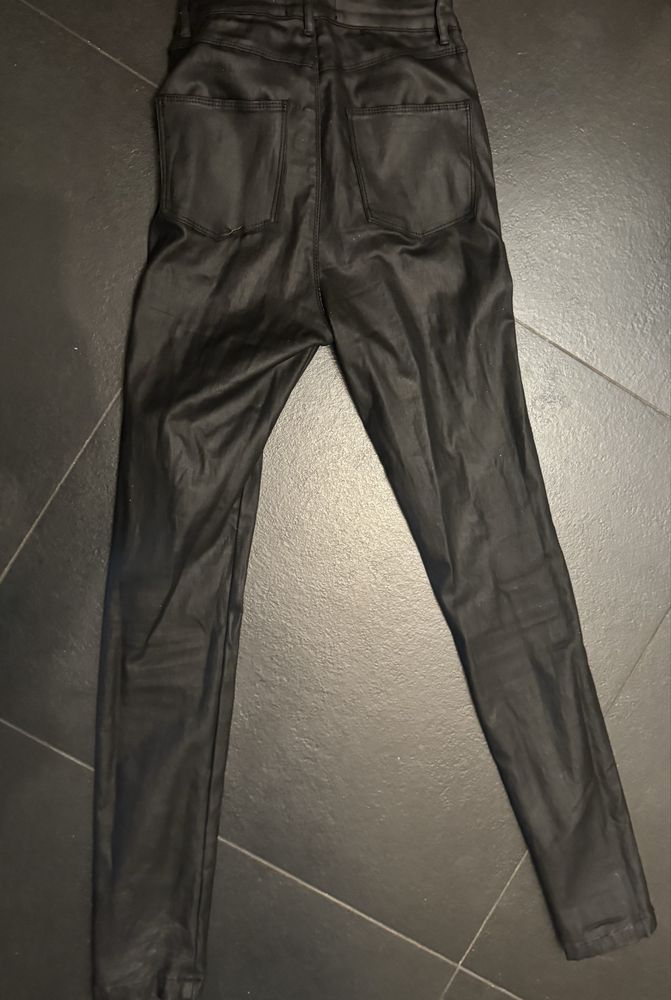 Czarne Woskowane spodnie, Mohito, 32, xs