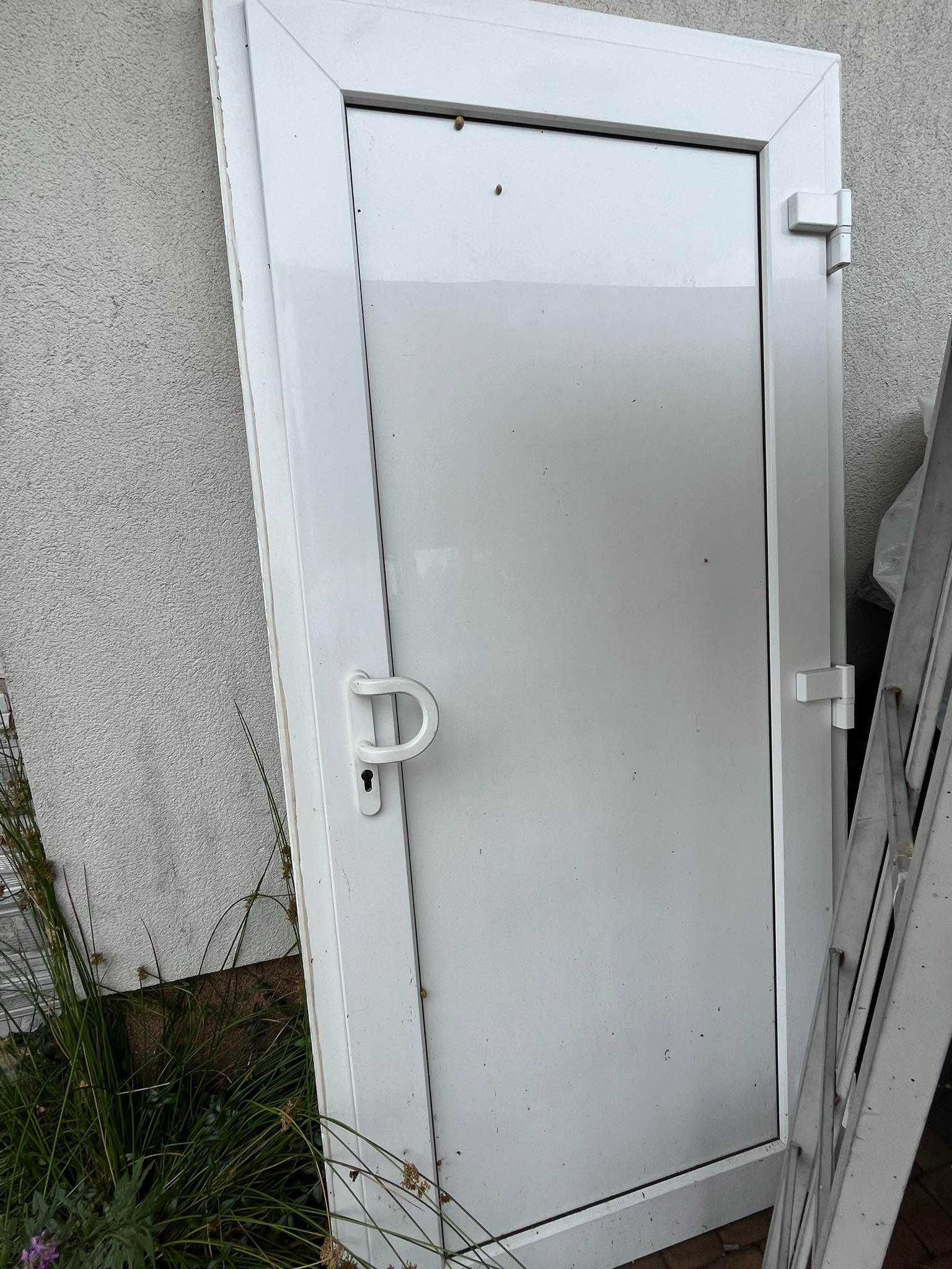 Trzy szybowe okna oraz drzwi wejściowe nowe