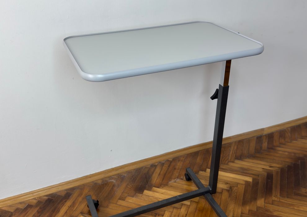 Stolik przyłóżkowy pomocnik na kółkach