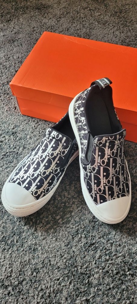 Trampki slip on r.37 czarne w srebrne napisy