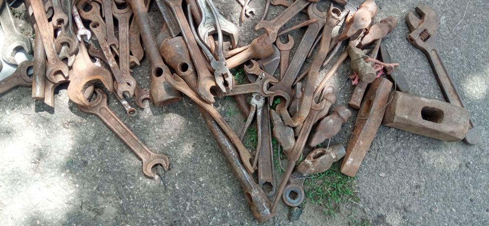 Інструменти на вагу. Ключі рожкові. Молотки. Топори.