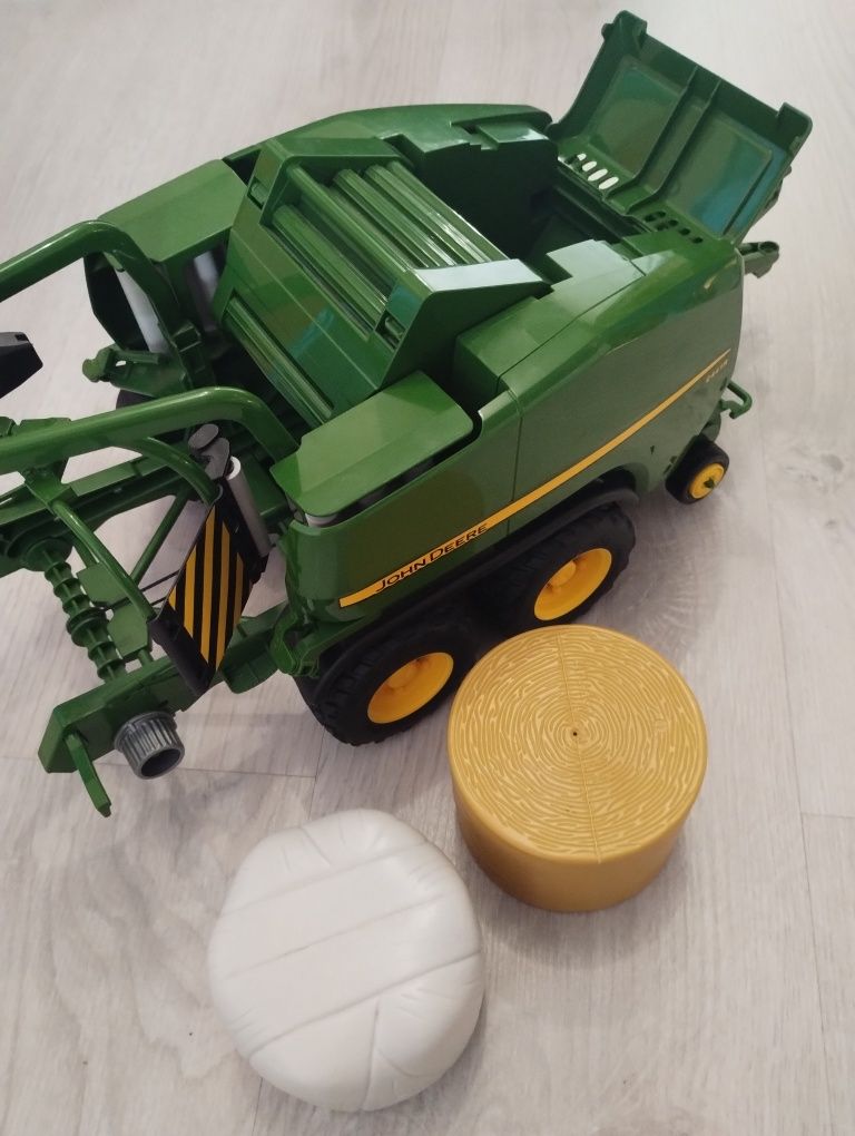 Bruder 02032 prasa zwijająca John Deere