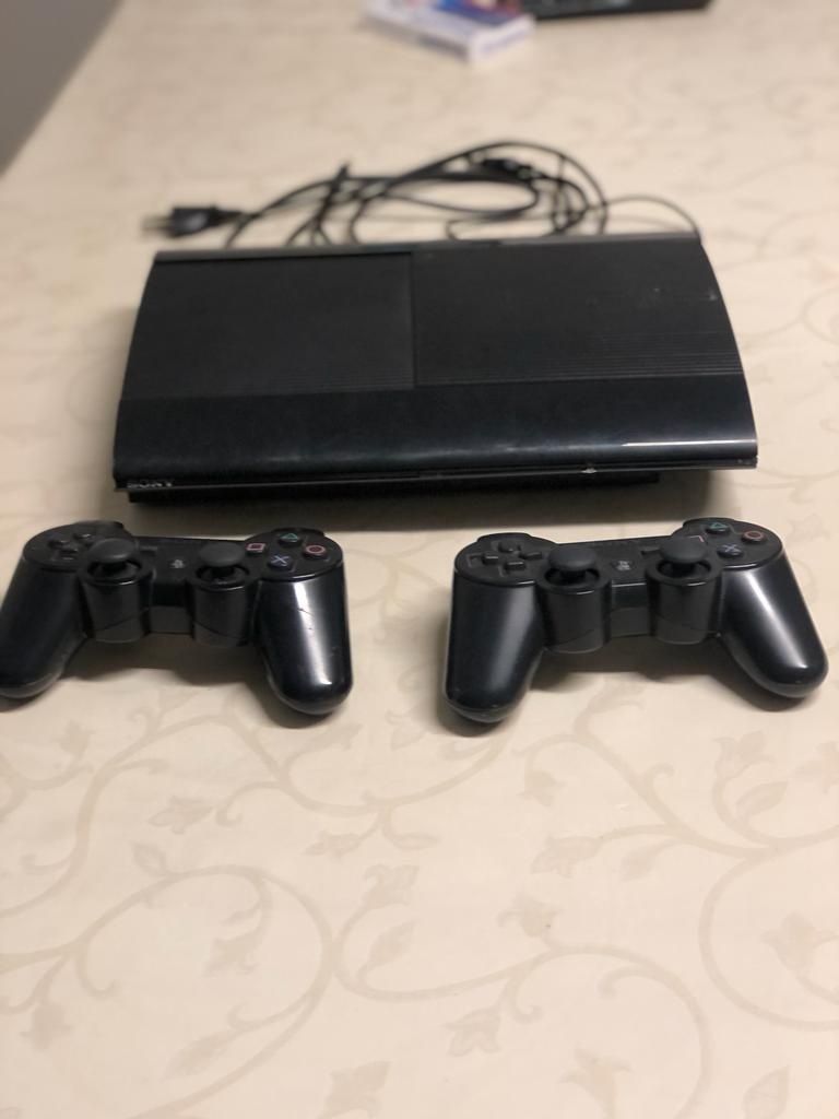 PS3 slim pteta e em bom estado e com pouco uso