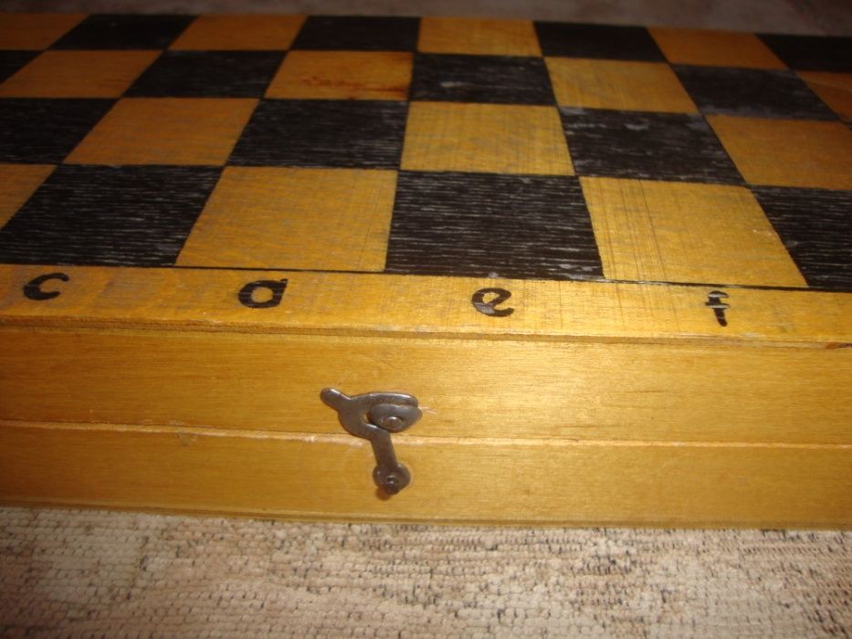 продам маленькие деревянные шахматы