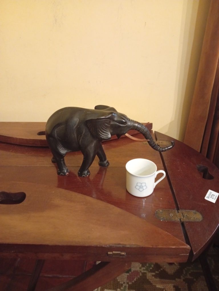 Elefante em pau preto