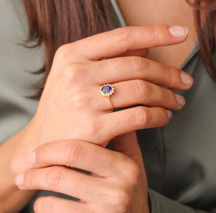 Anel Chuveiro em Ouro 19kl com Safira e Zircónias (T12)
12