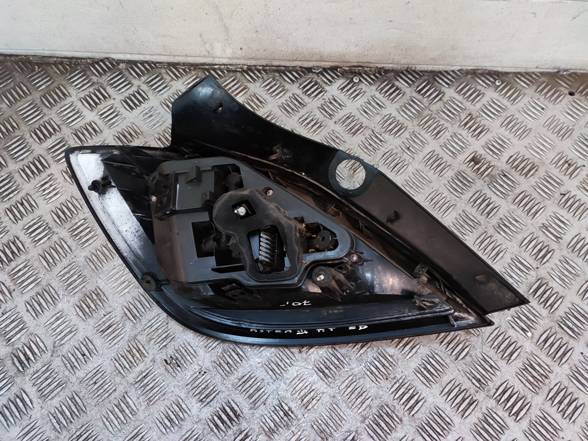 Opel Astra III H hatchback 5d lampa prawa prawy tył tylna