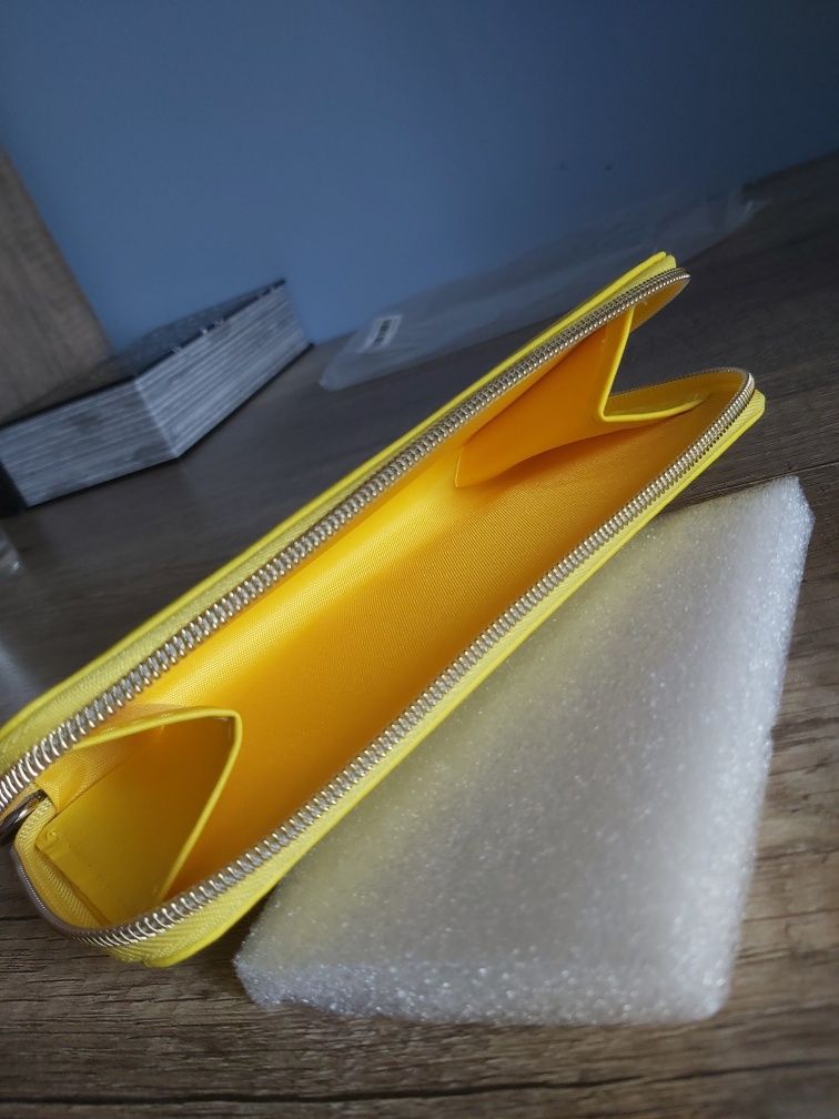 Żółta torebka kopertówka