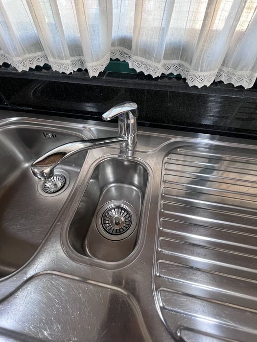 Banca lava louça inox Fagor e torneira Roca