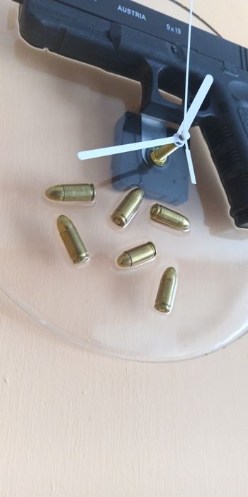 Zegar Glock z nabojami