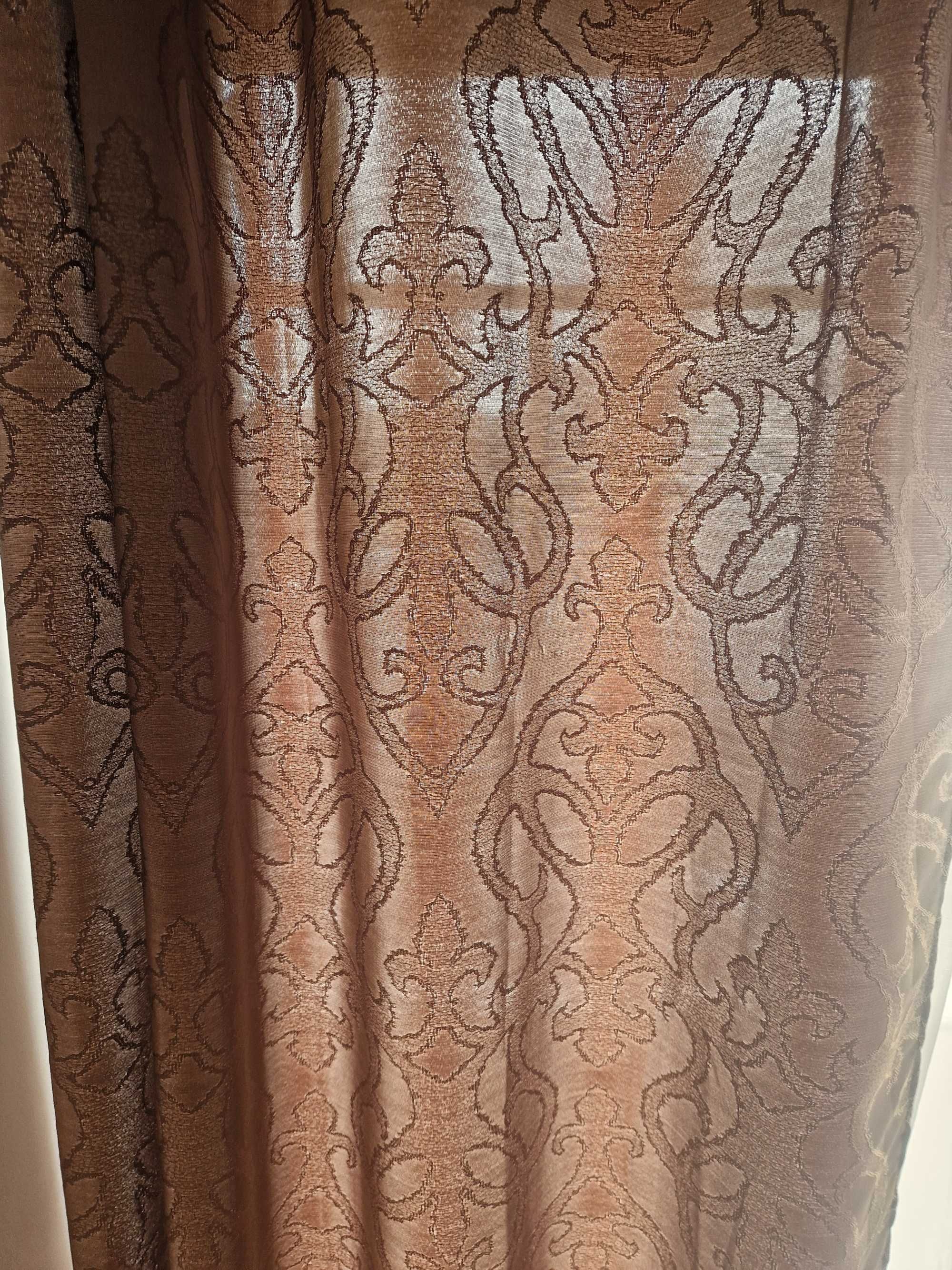 Cortinas castanhas com relevo