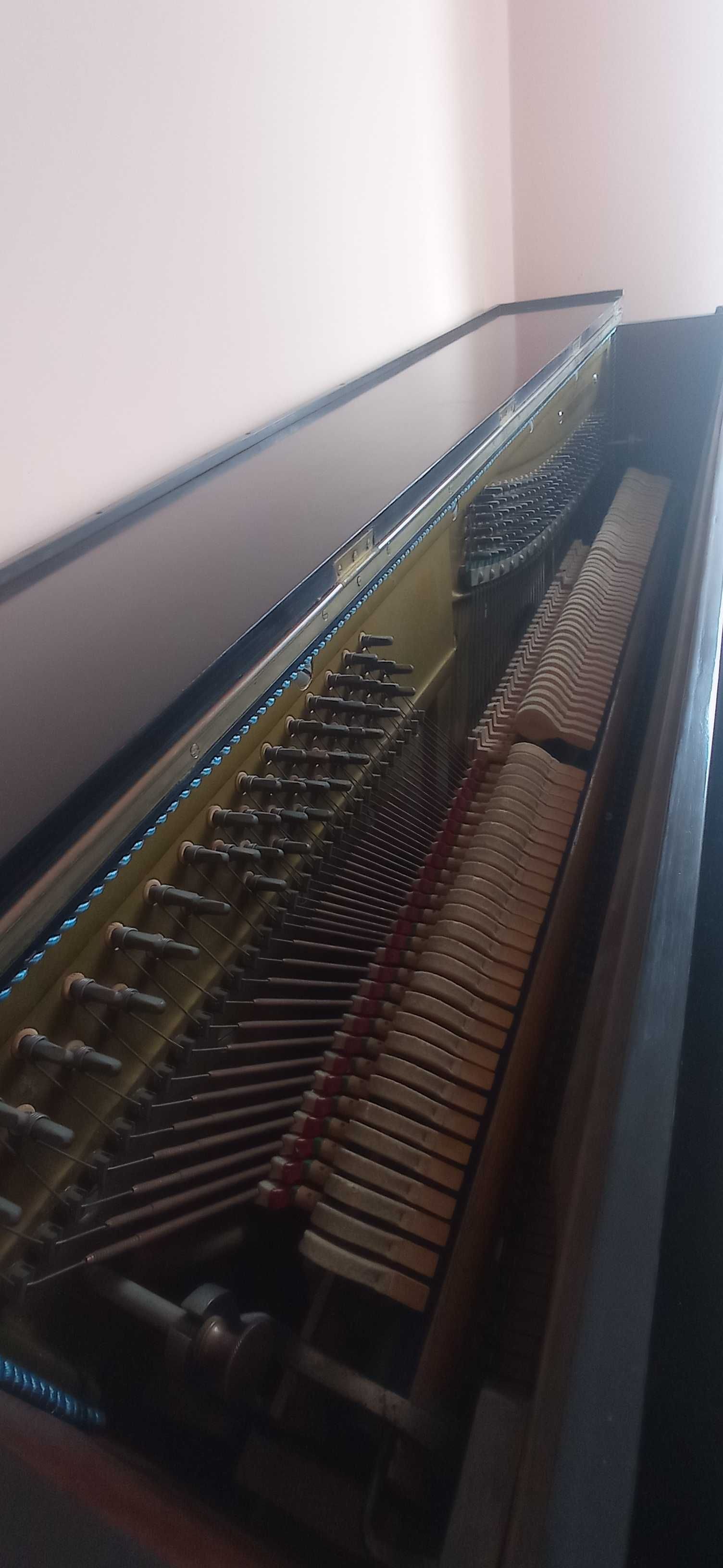 Pianino Legnica, używane, stan dobry