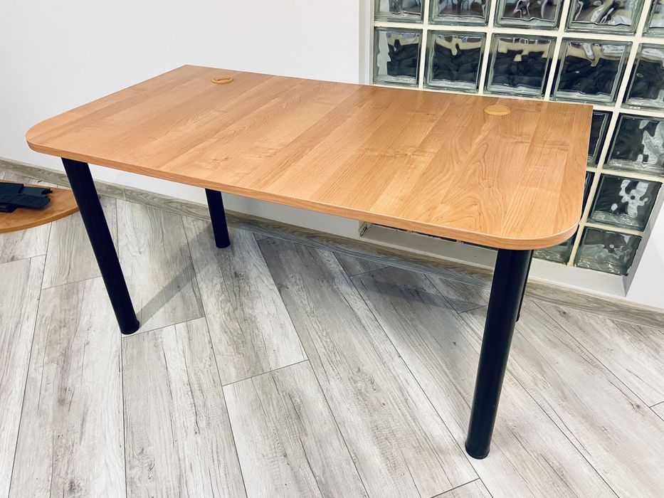 Solidne biurko 140 x 75 cm metalowe nogi meble biurowe