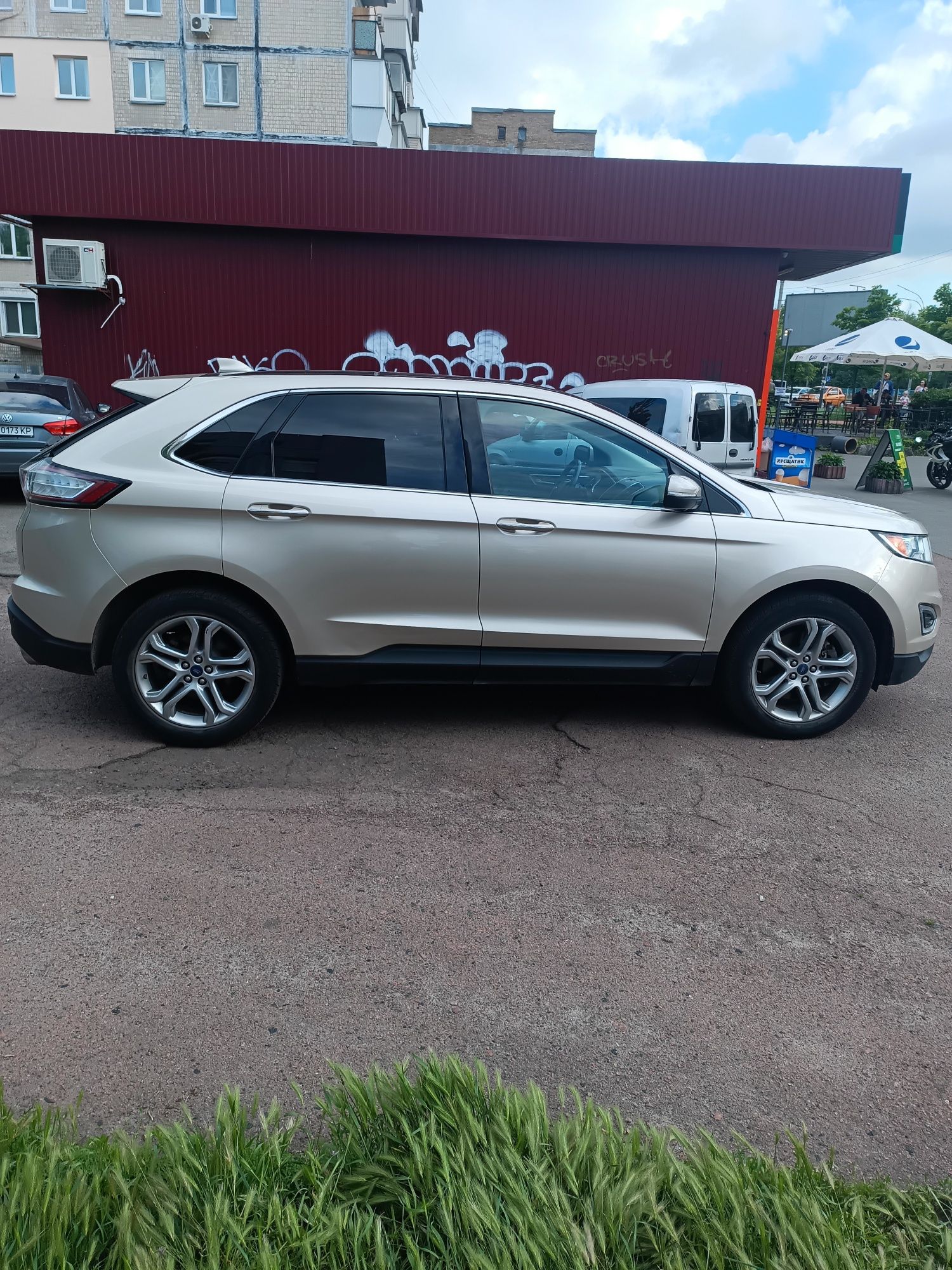 Продається авто FORD EDGE -2017 року-3,5 об'єм двигуна.