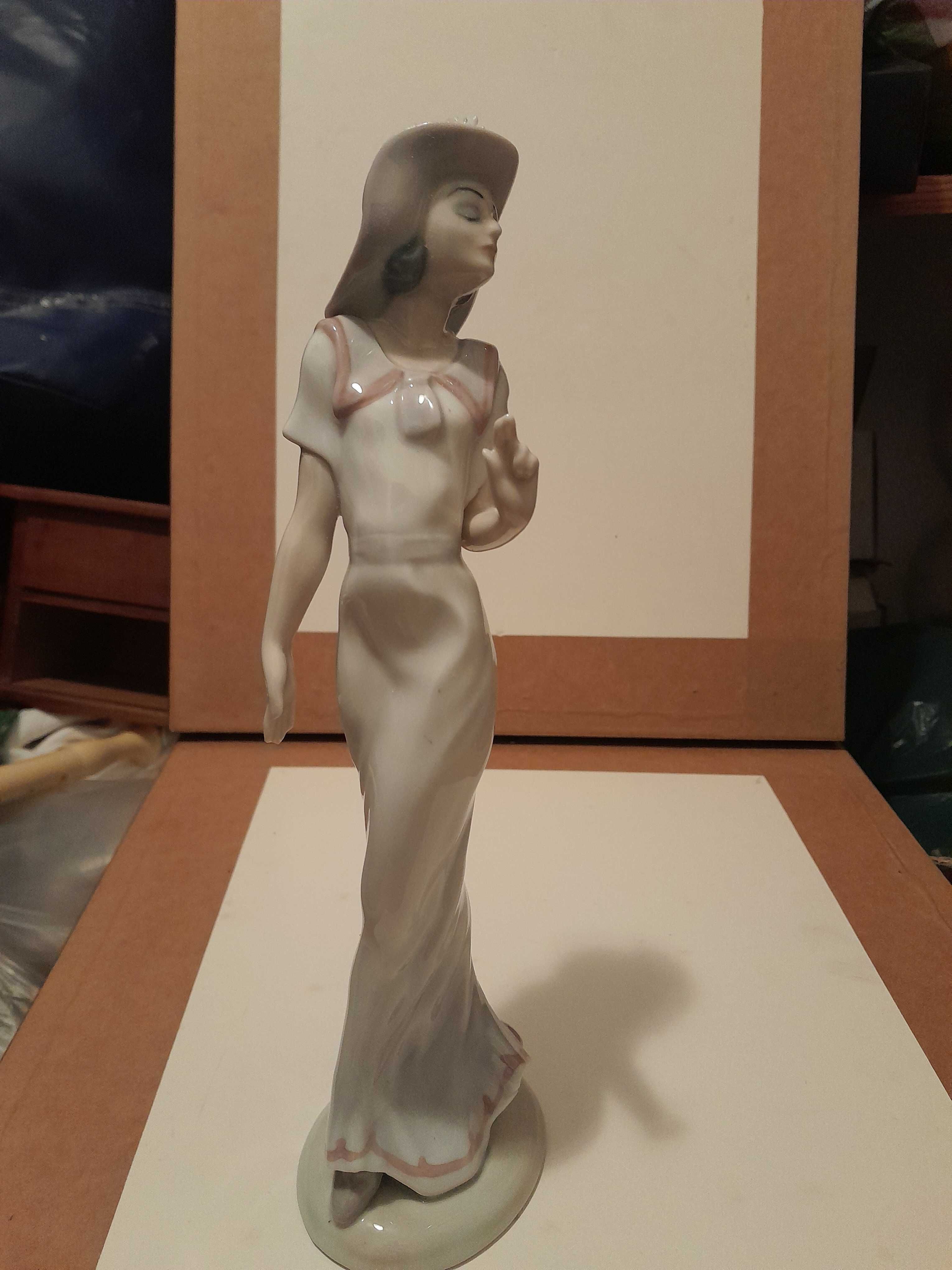 Estatueta " Mulher com chapéu "