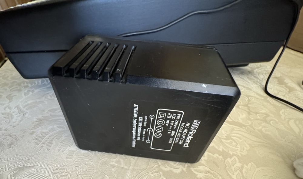 Piano Roland E15 Antigo