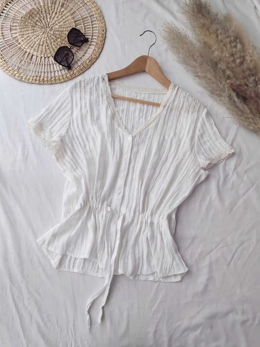 Biała plisowana bluzka z krótkim rękawem kwiaty kwiatki z koronką