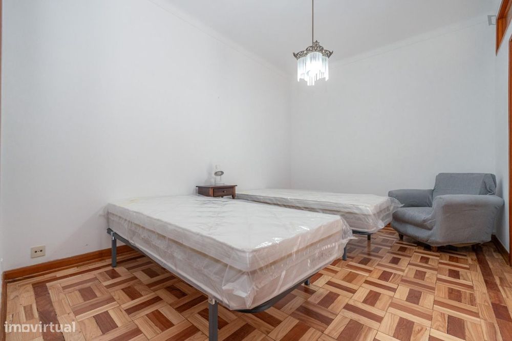 741578 - Quarto com várias camas, com varanda...