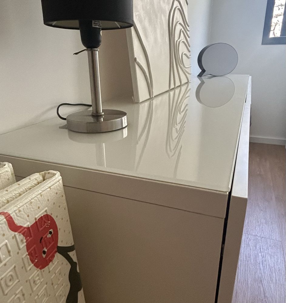 Aparador branco com vidro Ikea